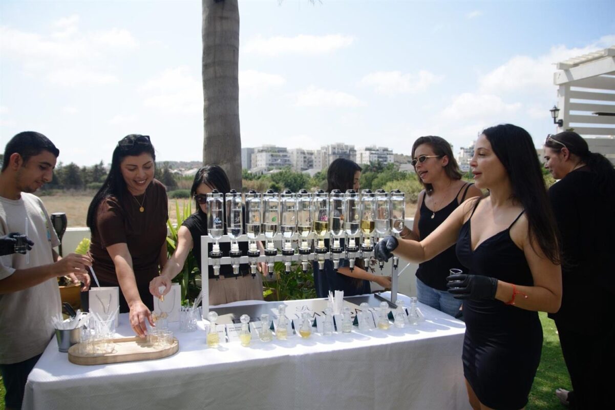 אורחים רוקחים בושם אישי בבר הבישום